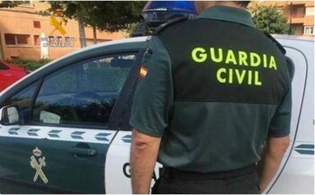 Un hombre hiele a varios frailes en un monasterio valenciano