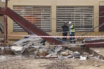 Muere un operario tras un derrumbe en un colegio en Massanassa