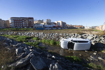 Amanece un turismo volcado en el arroyo de la Rosa