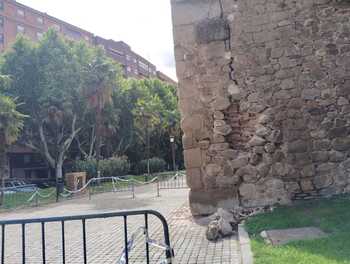 Acordonan un tramo de muralla tras un desprendimiento