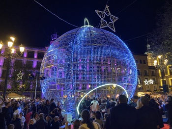 Toledo ya luce su color navideño