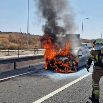 Incendiado un vehículo en la TO-23, frente a Luz del Tajo