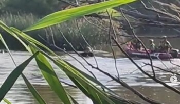 Los bomberos rescatan en el río a un vecino de Azucaica