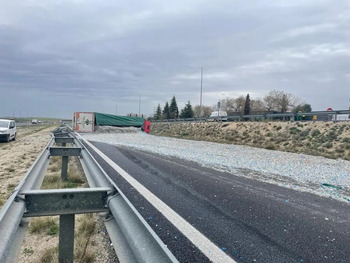 Un camión vuelca y llena de plástico la Autovía de los Viñedos