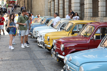 Una veintena de Seat 600 recorren los principales monumentos