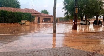 Una tormenta anega calles y daña cultivos en Cabezamesada