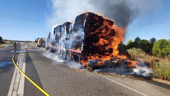 Calcinado un camión con paja pasada la cuesta de las Nieves