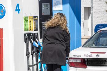 Roba la gasolinera con arma blanca y encierra a la dependienta