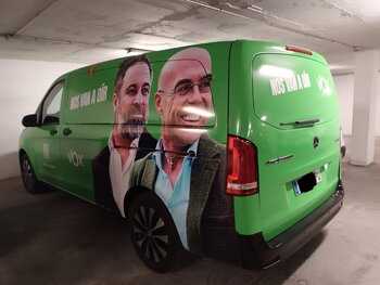 El coche electoral de Vox, pillado en el garaje municipal