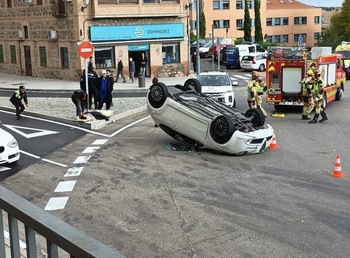 Un herido tras el vuelco de su coche en la rotonda de Toletum