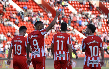 El Almería golea al Cádiz en su primera victoria en casa