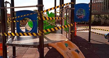 Precintan parque infantil de Carranque por vandalismo repetido
