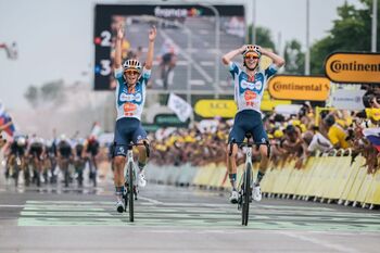 Van den Broek regala a Bardet el primer maillot amarillo