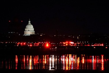 Un avión con 64 personas choca con un helicóptero en Washington