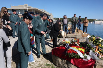 Una ofrenda floral recuerda a los agentes fallecidos en Barbate