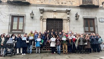 Un centenar de personas protestaron por la crisis de Muface